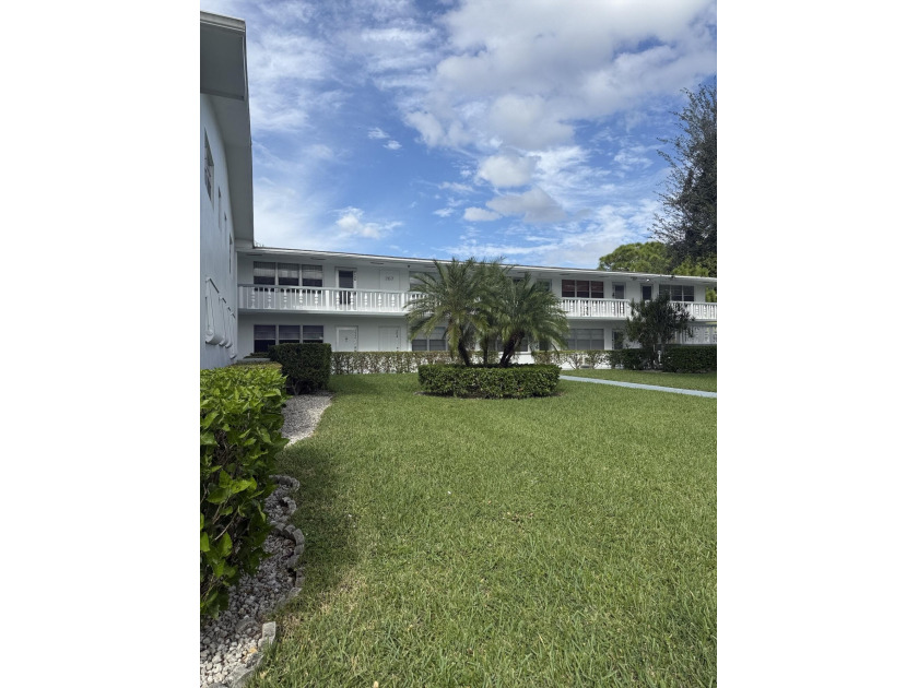 THE BEST PRICE 1 BEDROMM 1.5 BATHROOMS CENTRAL AIR, SECOND FLOOR - Beach Condo for sale in West Palm Beach, Florida on Beachhouse.com