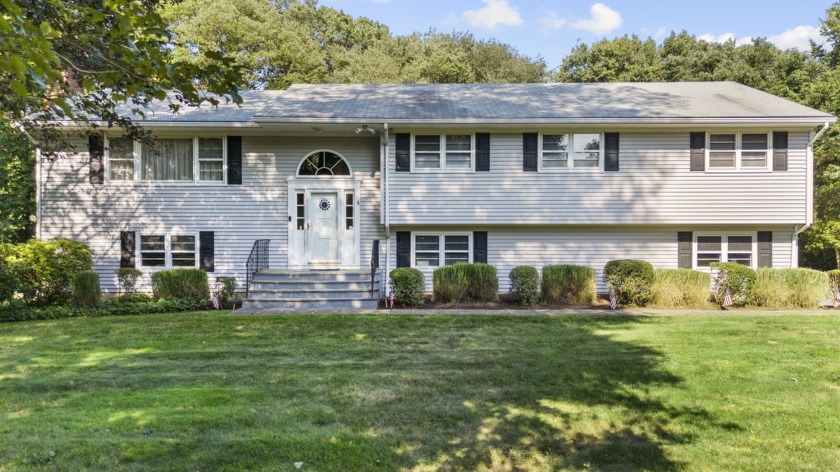 Located in a tranquil cul-de-sac neighborhood, this impeccably - Beach Home for sale in Stamford, Connecticut on Beachhouse.com