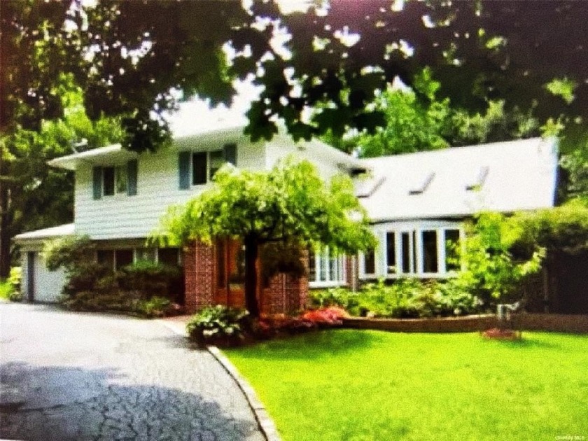 This exceptional home features 8 bedrooms and 3 full bathrooms - Beach Home for sale in Great Neck, New York on Beachhouse.com