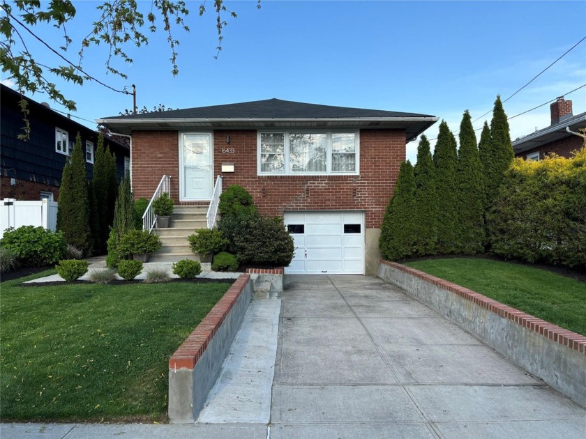 This impeccably maintained mother/daughter style hi-ranch - Beach Home for sale in Howard Beach, New York on Beachhouse.com