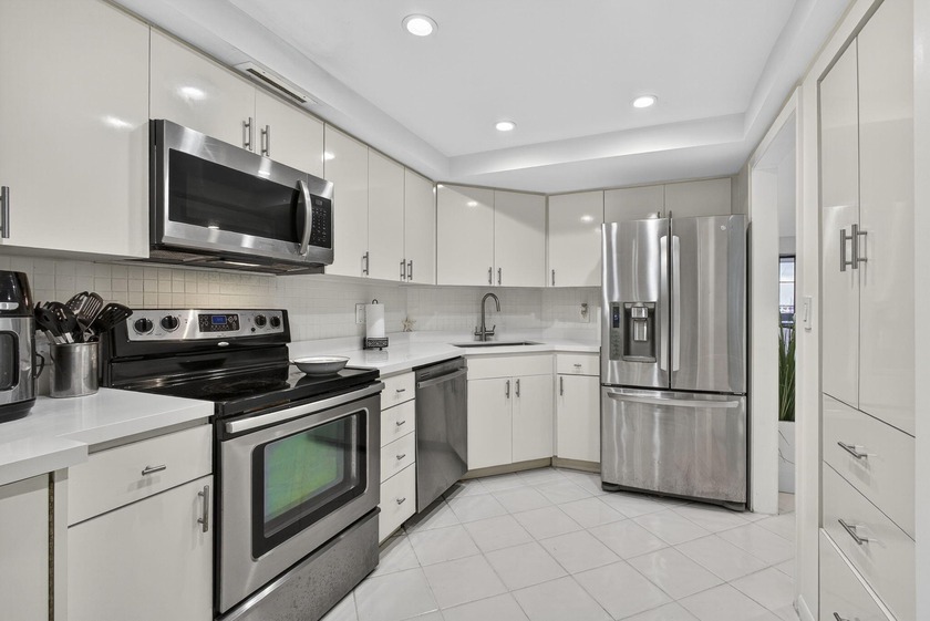 RARE, BEAUTIFUL RENOVATED OPEN 3 BREDROOM, 2 BATHROOM, CORNER - Beach Condo for sale in West Palm Beach, Florida on Beachhouse.com