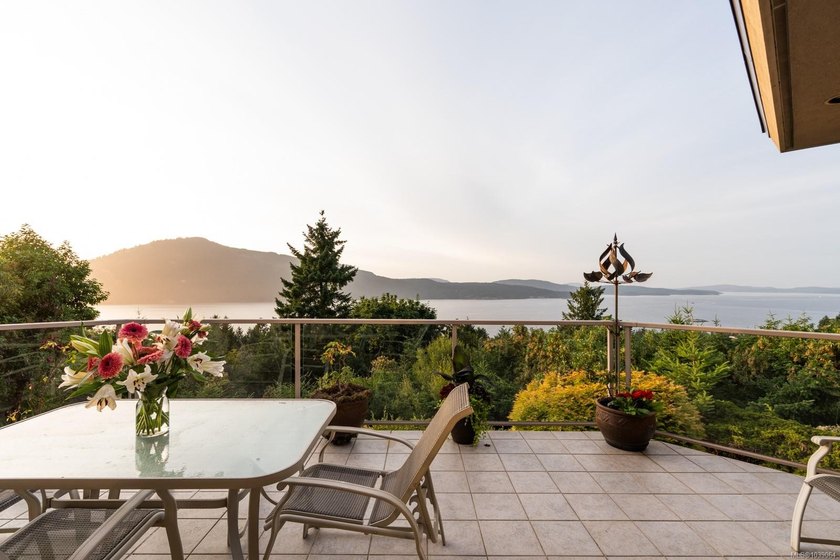 Set in the prestigious Lands End area, this custom-built - Beach Home for sale in North Saanich, British Columbia on Beachhouse.com