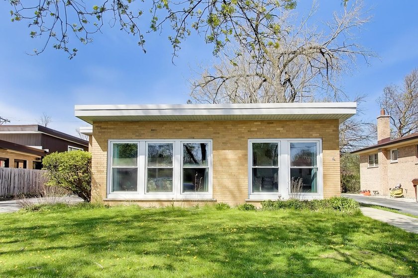 Refreshed and improved mid-century split-level in the heart of - Beach Home for sale in Skokie, Illinois on Beachhouse.com