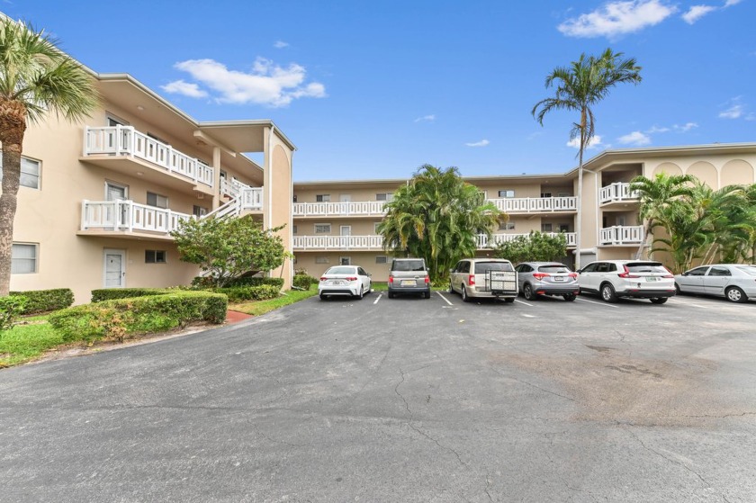 Welcome to Lake Clarke Gardens Condominium! This charming - Beach Condo for sale in Lake Worth, Florida on Beachhouse.com