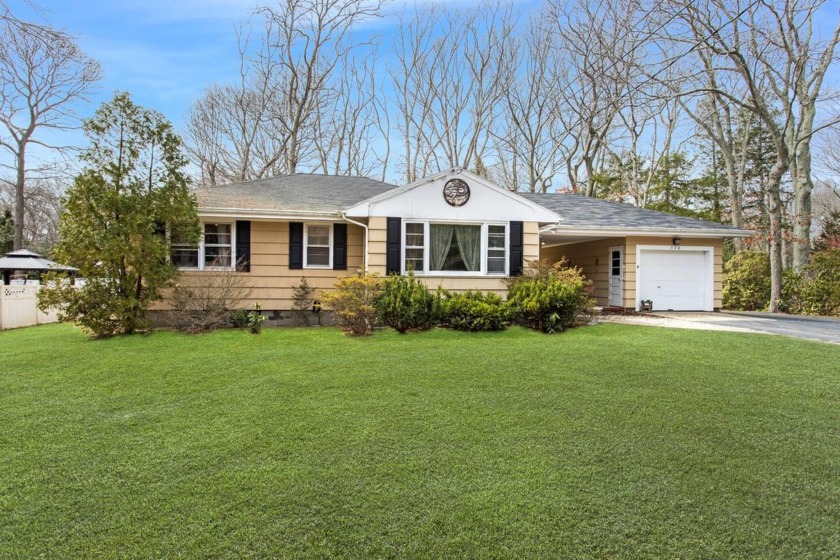 Perfect opportunity for 1st time buyers, downsizers, or - Beach Home for sale in Southold, New York on Beachhouse.com