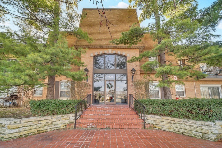 Well-maintained and thoughtfully updated, this inviting - Beach Condo for sale in Highland Park, Illinois on Beachhouse.com