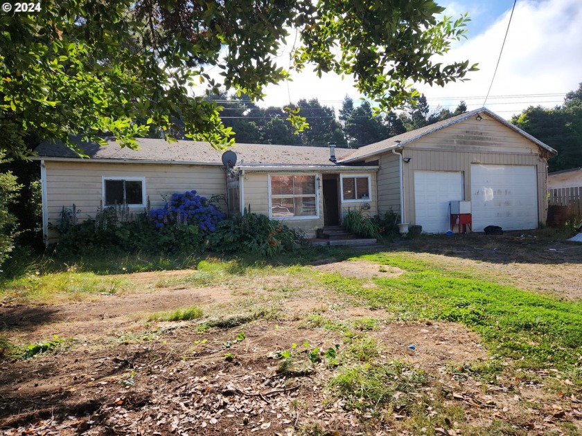 3-bedroom, 2-bathroom home, situated on nearly 1/4 acre of level - Beach Home for sale in Gold Beach, Oregon on Beachhouse.com