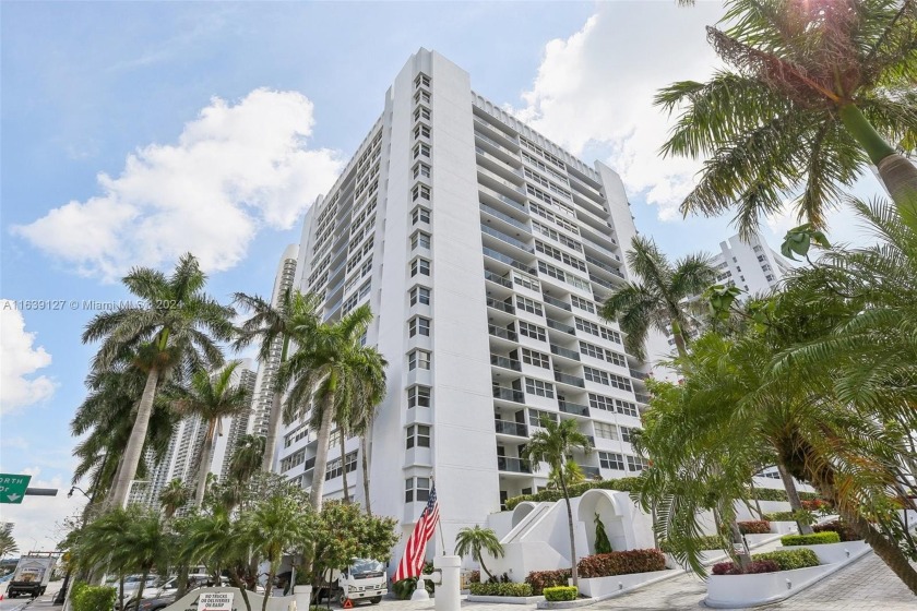 Spectacular full 2 bed/2 bath unit on a high floor with direct - Beach Condo for sale in Hallandale Beach, Florida on Beachhouse.com