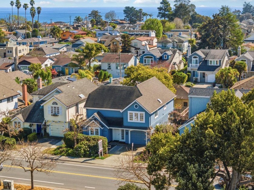 Prime location with easy access to Capitola Beach, perfect for a - Beach Home for sale in Capitola, California on Beachhouse.com