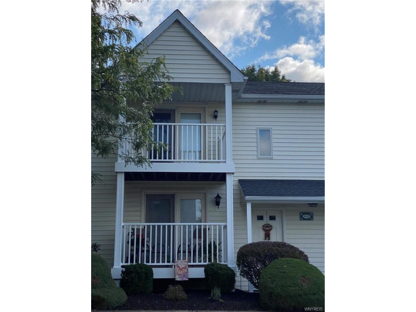 Lake Tree Village condo! 2nd floor unit with vaulted ceiling - Beach Condo for sale in Amherst, New York on Beachhouse.com