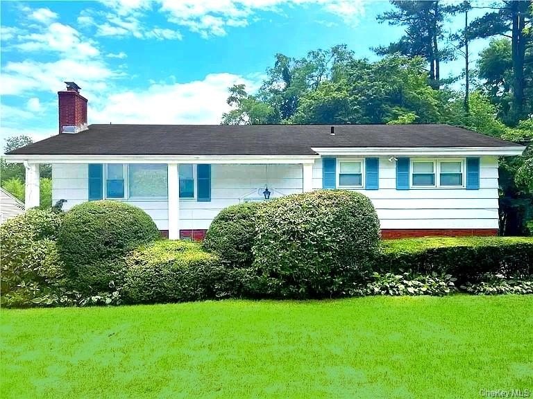 This perfect split-level ranch is ideally situated between the - Beach Home for sale in New Rochelle, New York on Beachhouse.com