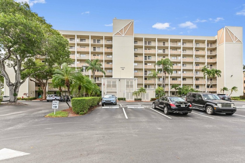 Welcome to this beautiful 2-bedroom, 2-bathroom condo that - Beach Condo for sale in Delray Beach, Florida on Beachhouse.com