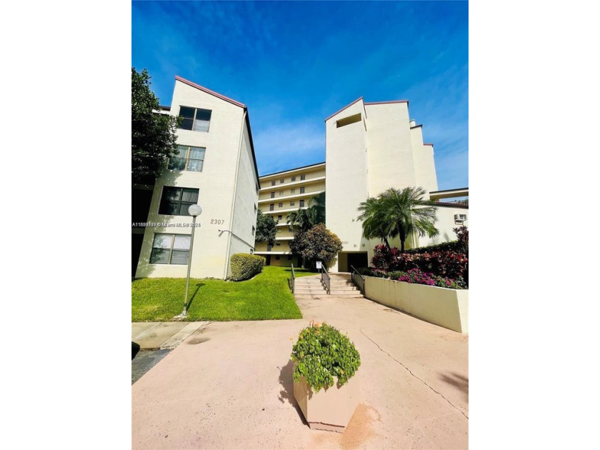 Spacious corner unit on the third floor with amazing water views - Beach Condo for sale in Pompano Beach, Florida on Beachhouse.com