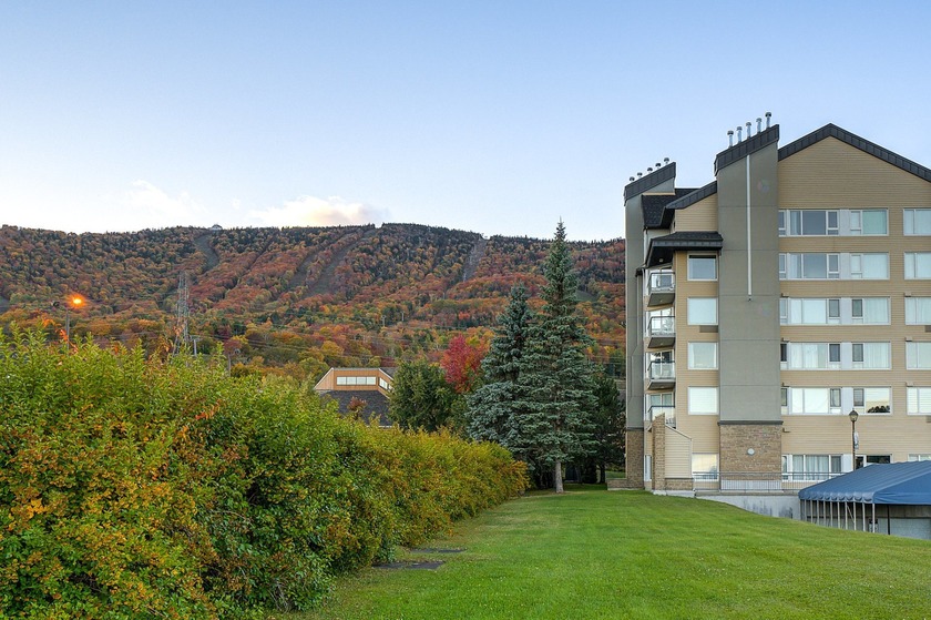 UNIQUE au pied du Mont-Sainte-Anne ! Prestigieux condo sur deux - Beach Condo for sale in Beaupré,  on Beachhouse.com