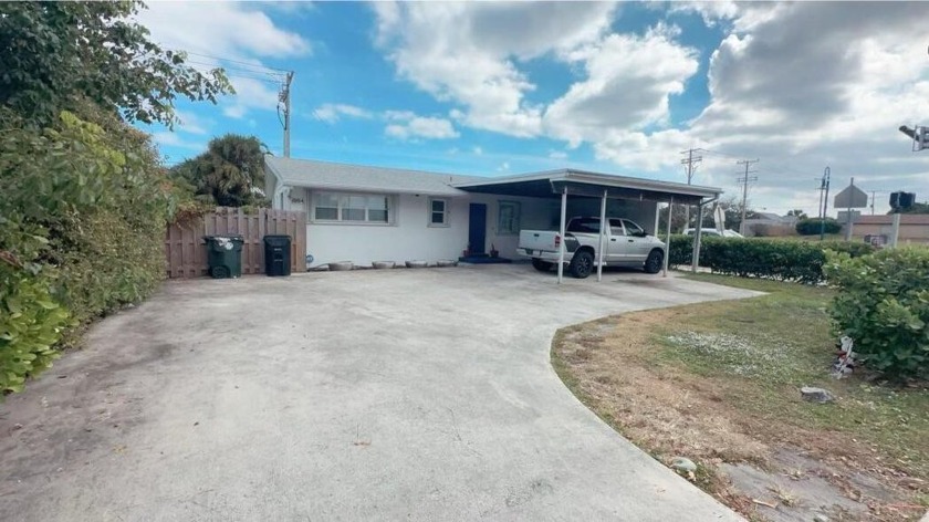 This charming 2-bedroom, 2-bathroom single-family home sits on a - Beach Home for sale in Lake Worth Beach, Florida on Beachhouse.com