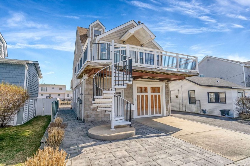 CALLING ALL THE BOATERS! Waterfront lifestyle made possible for - Beach Home for sale in Bellmore, New York on Beachhouse.com
