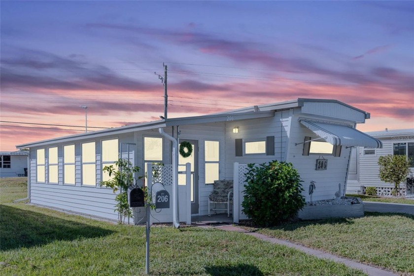 LOCATION LOCTION LOCATION!!! CUTE CUTE CUTE AS A BUTTON!!!! - Beach Home for sale in Venice, Florida on Beachhouse.com