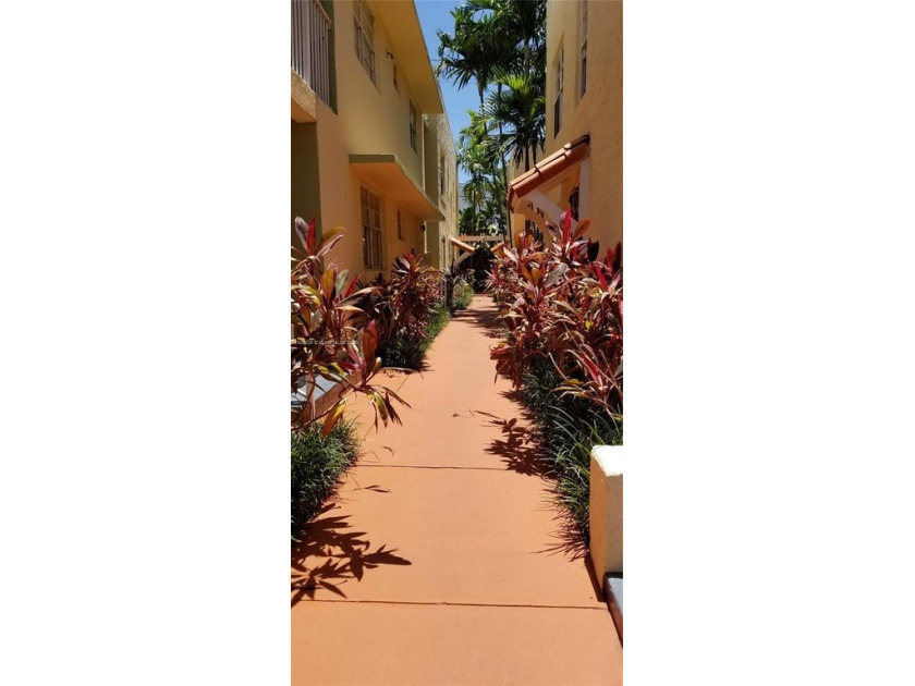 Nice 2 bedrooms with 2 full bathrooms (1 with tub and one with - Beach Condo for sale in Miami Beach, Florida on Beachhouse.com