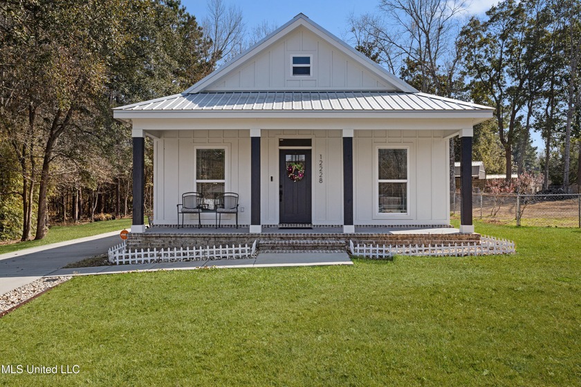 : Wonderful 2 Bedroom, 2 Bath Home - Like New on a large lot! - Beach Home for sale in Gulfport, Mississippi on Beachhouse.com