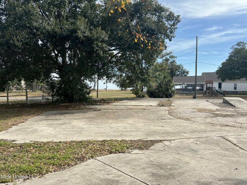 Prime Location!!! One block from US 90 and the beach. This - Beach Lot for sale in Gulfport, Mississippi on Beachhouse.com