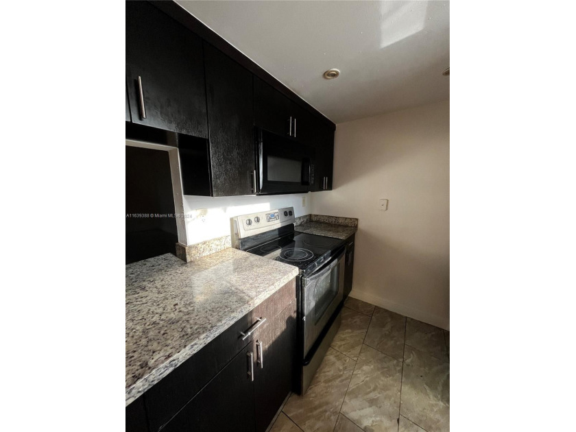 Large 2 bedrooms and 2 bathrooms condo, all tiled and freshly - Beach Condo for sale in West Palm Beach, Florida on Beachhouse.com