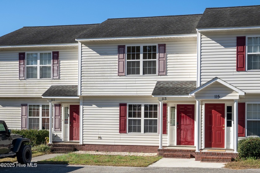 Only twelve minutes to the beach, this two-bedroom townhouse has - Beach Townhome/Townhouse for sale in Sneads Ferry, North Carolina on Beachhouse.com