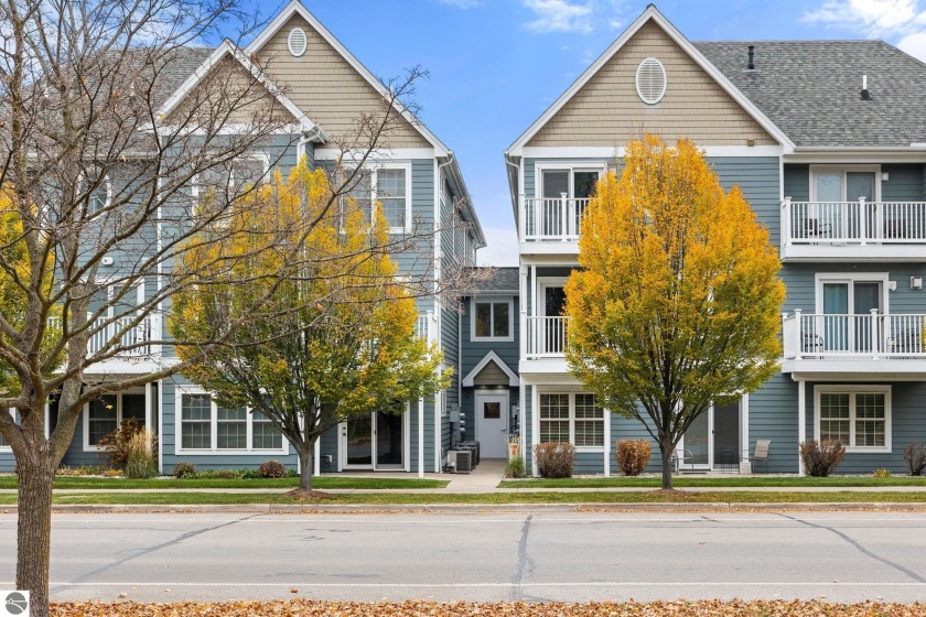 Enjoy downtown Traverse City living in this 2 bed/2.5 bath condo - Beach Condo for sale in Traverse City, Michigan on Beachhouse.com