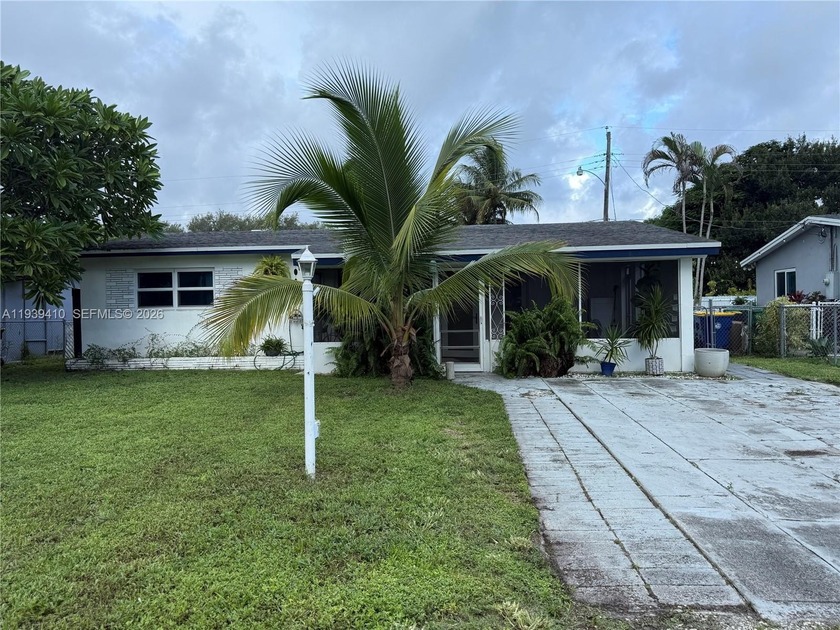 Well-maintained single-family home in Fort Lauderdale offering a - Beach Home for sale in Dania, Florida on Beachhouse.com