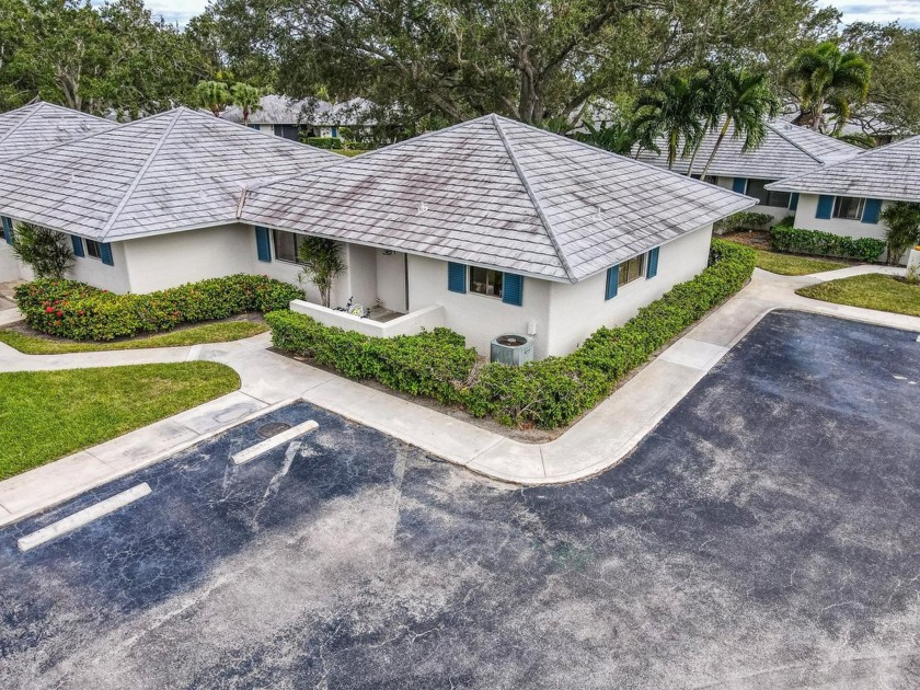 Discover this beautifully updated 2-bedroom, 2-bathroom home in - Beach Home for sale in Palm Beach Gardens, Florida on Beachhouse.com