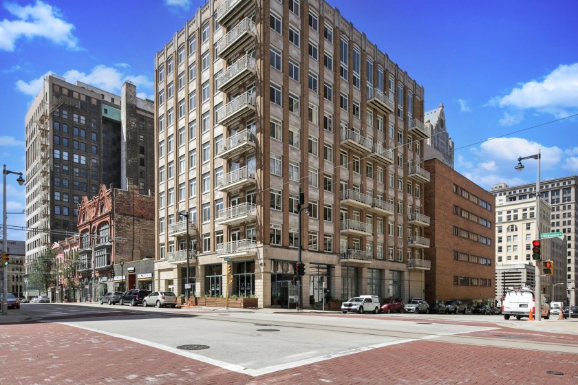 Stunning top floor residence in Milwaukee's iconic Grain - Beach Condo for sale in Milwaukee, Wisconsin on Beachhouse.com