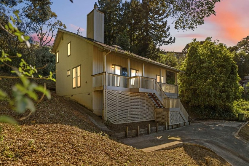 Offering excellent access to the longest continuous stretch of - Beach Home for sale in Aptos, California on Beachhouse.com