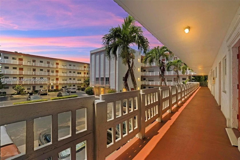 Spacious 1 bed, 1.5 baths condo in the desirable Oakland Club's - Beach Condo for sale in Lauderdale Lakes, Florida on Beachhouse.com