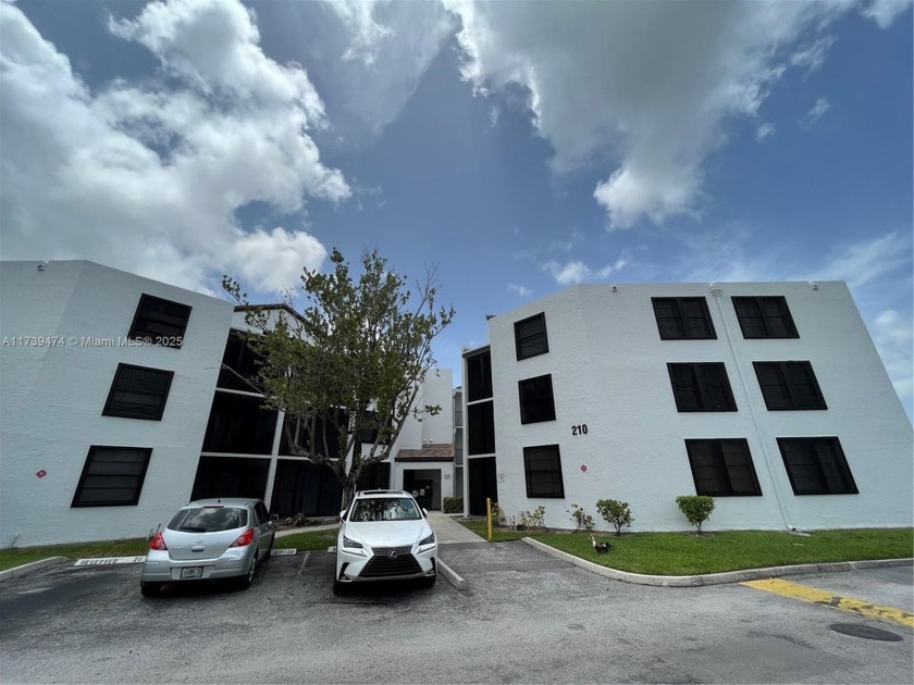 SPACIOUS 2 BEDROOM, 2 BATH UNIT ON FIRST FLOOR IN GATED - Beach Condo for sale in Oakland Park, Florida on Beachhouse.com