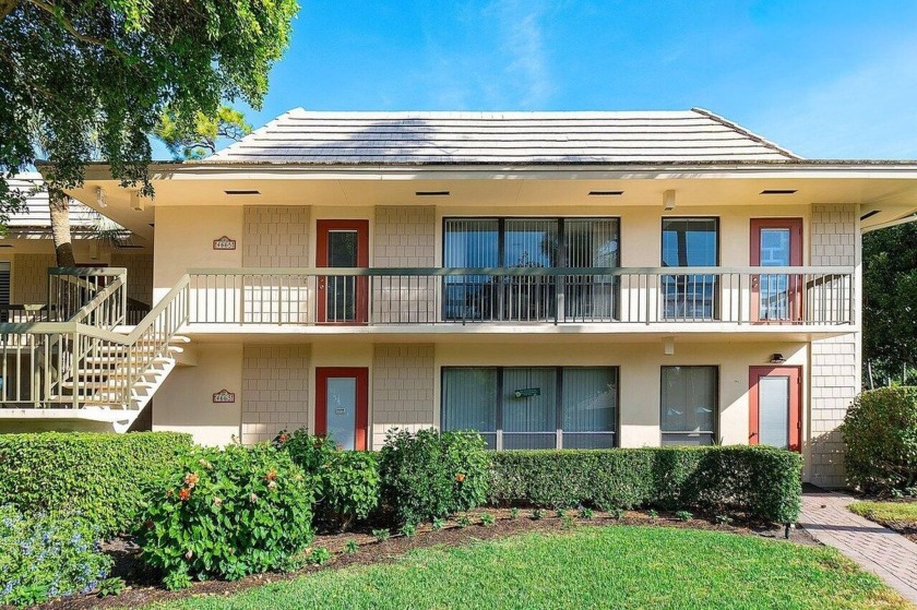 Breathtaking views of the lush golf course, this spacious - Beach Condo for sale in Boynton Beach, Florida on Beachhouse.com