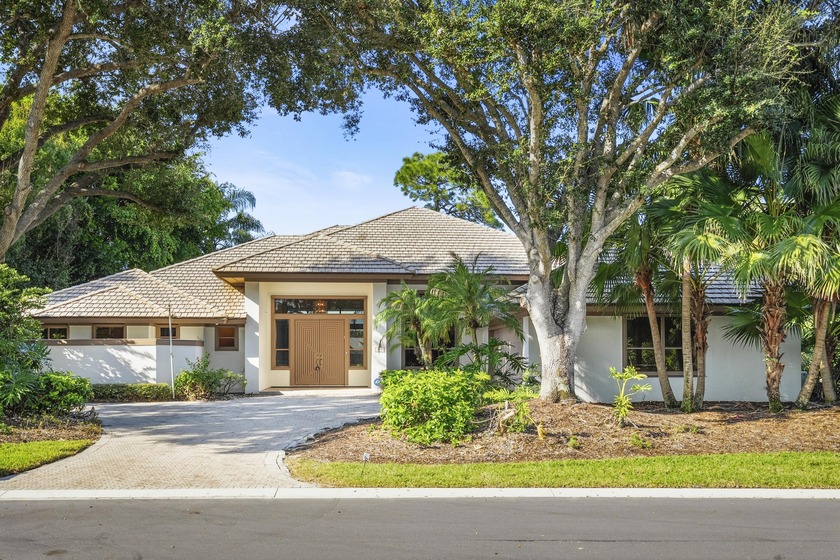 This 4-bedroom, 4.5-bathroom home with 3,237 sqft offers endless - Beach Home for sale in Stuart, Florida on Beachhouse.com