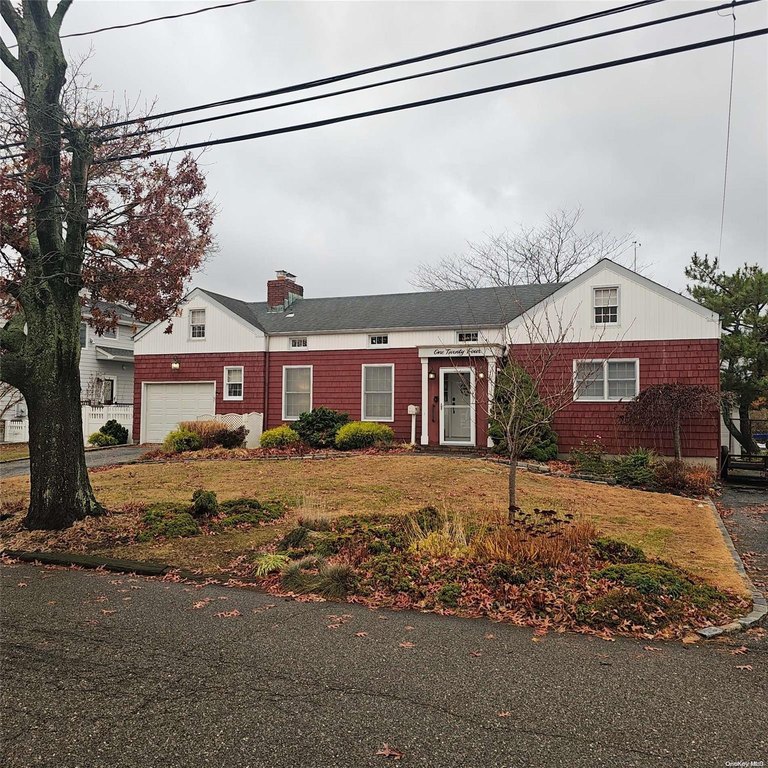 Great Waterfront ranch with 80 ft of new bulkhead.  Deep, Wide - Beach Home for sale in Babylon, New York on Beachhouse.com