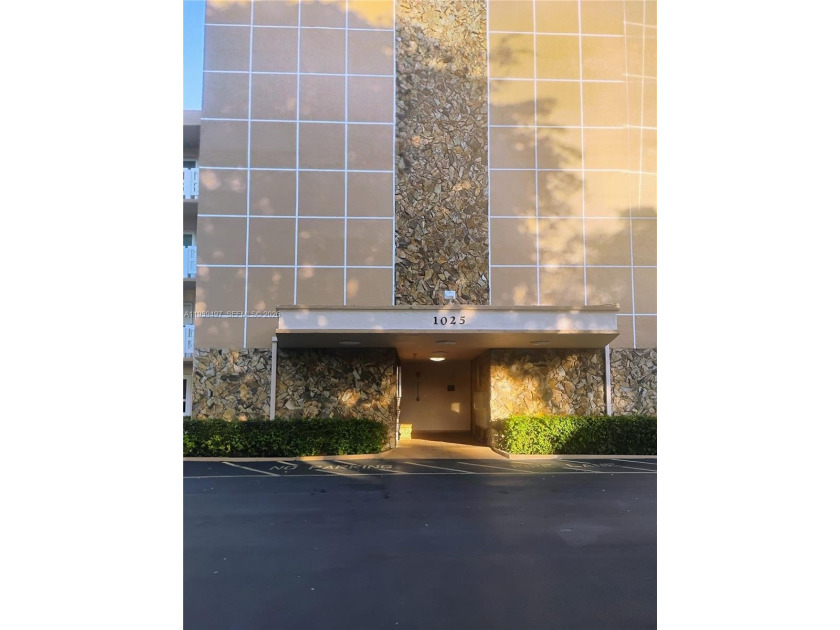 Nice 1/1.5 in Meadowbrook Lakes Condominium Dania updated clean - Beach Condo for sale in Dania, Florida on Beachhouse.com