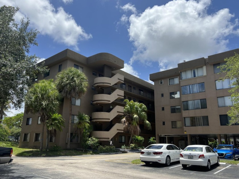 Waterfront corner unit, spacious 3/2 condo in a gated very well - Beach Condo for sale in North Lauderdale, Florida on Beachhouse.com