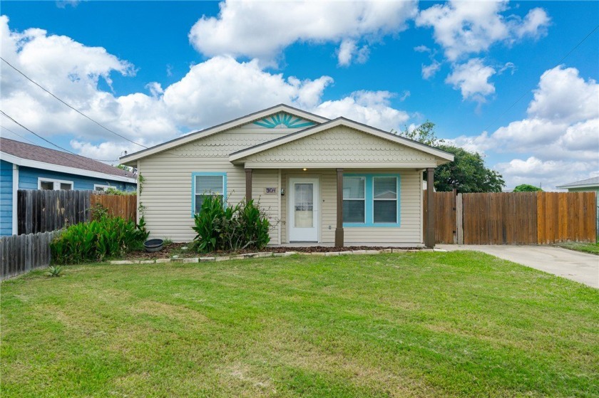 This adorable Rockport cottage will draw you in from the street - Beach Home for sale in Rockport, Texas on Beachhouse.com