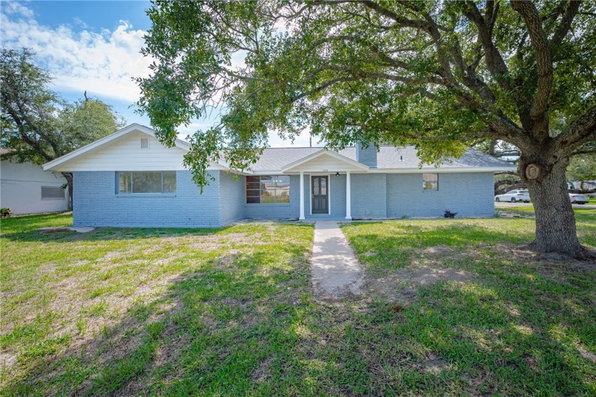 Welcome to this delightful 4 bedroom home nestled on a spacious - Beach Home for sale in Rockport, Texas on Beachhouse.com