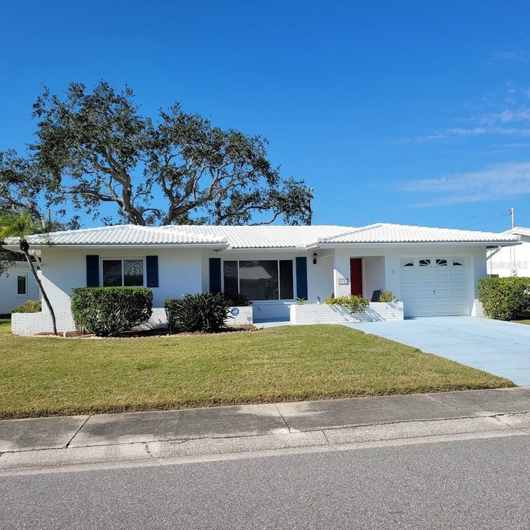 New to the market! This Eden model home offers 2 bedrooms, 2 - Beach Condo for sale in Pinellas Park, Florida on Beachhouse.com