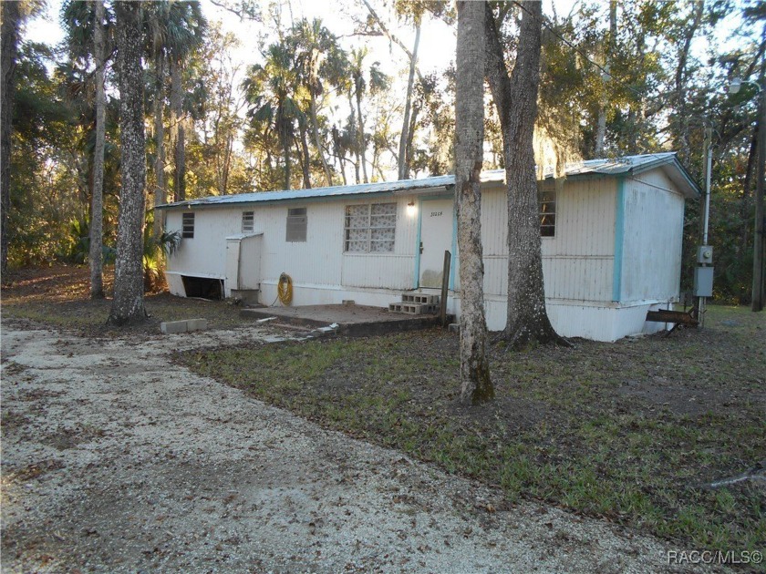 GREAT POTENTIAL!  This 3 bedroom 2 bathroom 1984 mobile is - Beach Home for sale in Homosassa, Florida on Beachhouse.com