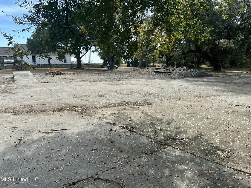 Prime Location!!! One block from US 90 and the beach. This - Beach Lot for sale in Gulfport, Mississippi on Beachhouse.com