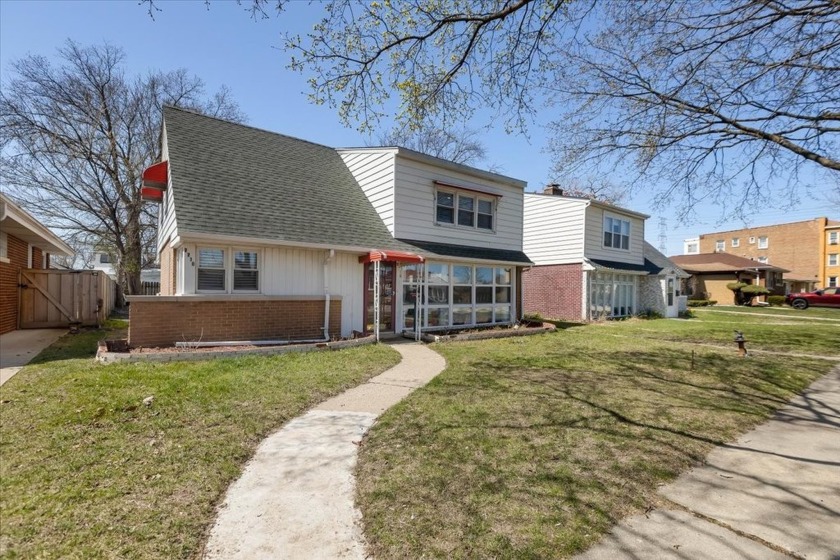WELCOME TO 7716 TRIPP AVENUE, A BEAUTIFULLY RENOVATED TWO-LEVEL - Beach Home for sale in Skokie, Illinois on Beachhouse.com