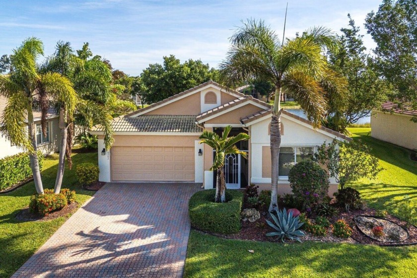 Beautiful lakefront 3/2 single family home w/ two car garage in - Beach Home for sale in Boynton Beach, Florida on Beachhouse.com