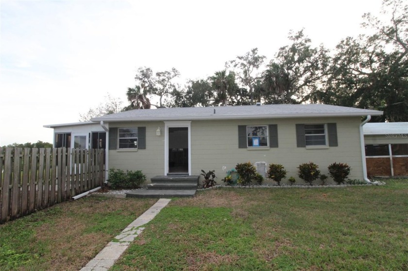 WATERFRONT 3 bed/1.5 bath CBS SINGLE FAMILY HOME with 75 ft of - Beach Home for sale in Crystal River, Florida on Beachhouse.com