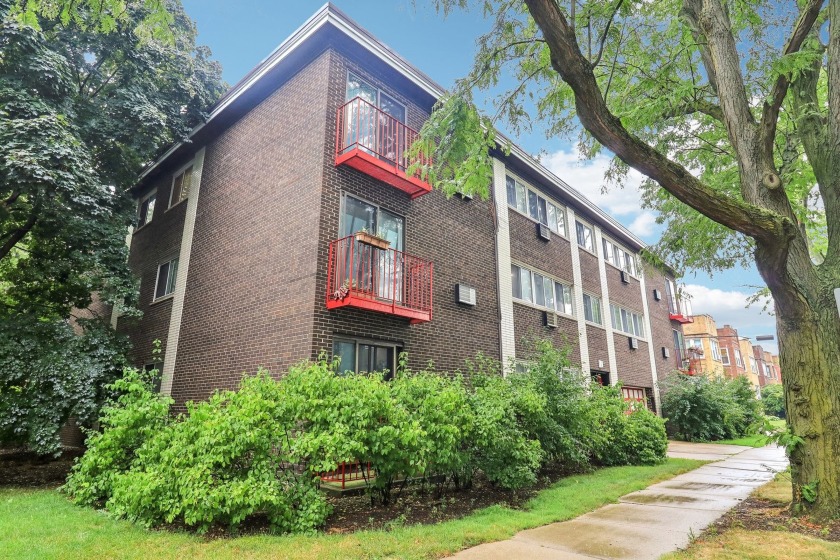 Recent full renovation of this bright two bedroom - Beach Home for sale in Skokie, Illinois on Beachhouse.com