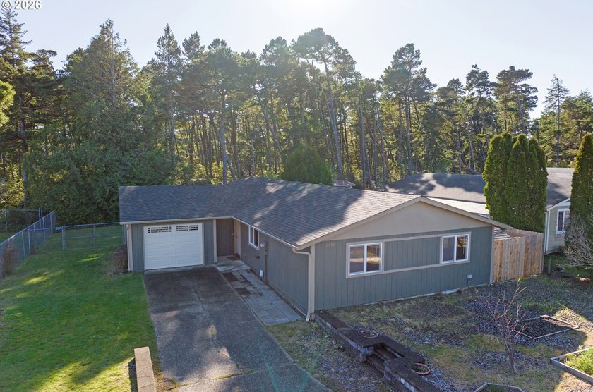 Charming and well-maintained 3-bedroom, 2-bath home offering 1 - Beach Home for sale in Florence, Oregon on Beachhouse.com