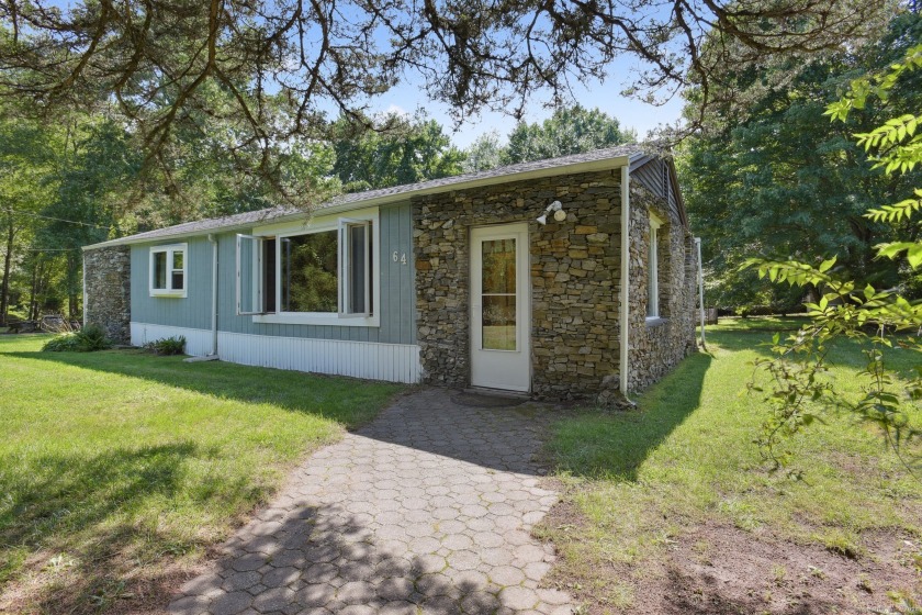 Welcome to this beautifully remodeled mobile home, perfectly - Beach Home for sale in Clinton, Connecticut on Beachhouse.com