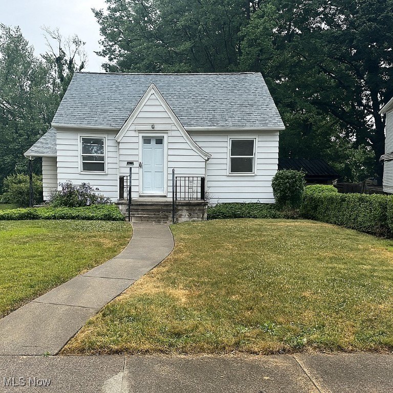 Charming 3-bedroom, 1-bath bungalow featuring a spacious yard - Beach Home for sale in Euclid, Ohio on Beachhouse.com